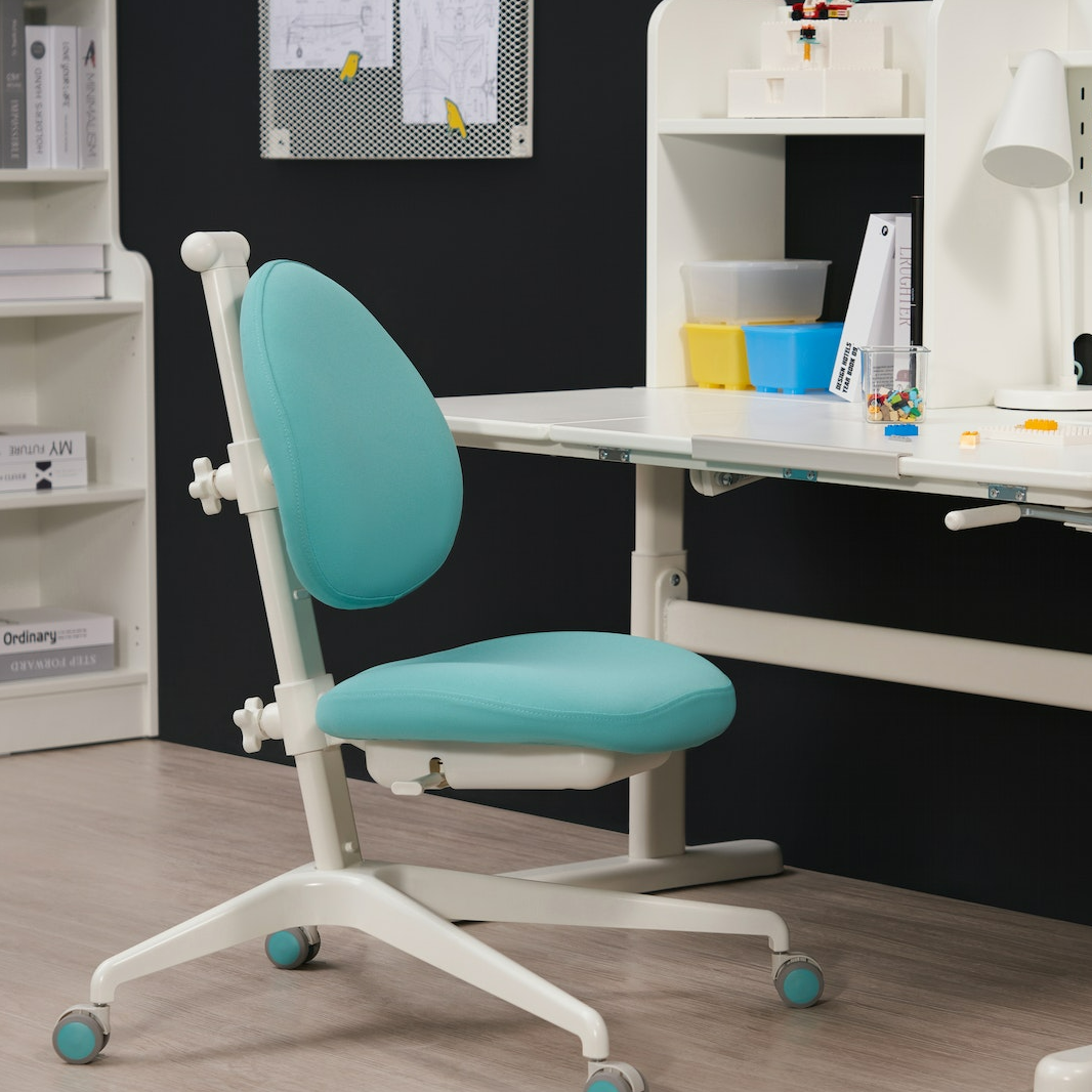 childrens desk and chair